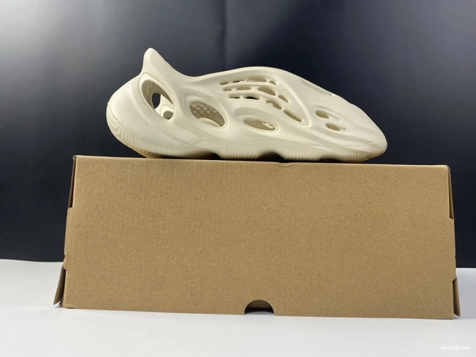 FY4567 Sand RNNR Adidas Foam Yeezy 1114